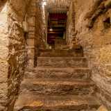 Ma il tesoro della chiesa si nasconde nel suo sottosuolo. Accediamo quindi alla sagrestia dove una stretta scalinata ci conduce a sette metri sotto il manto stradale: nella Grotta di San Cleto
